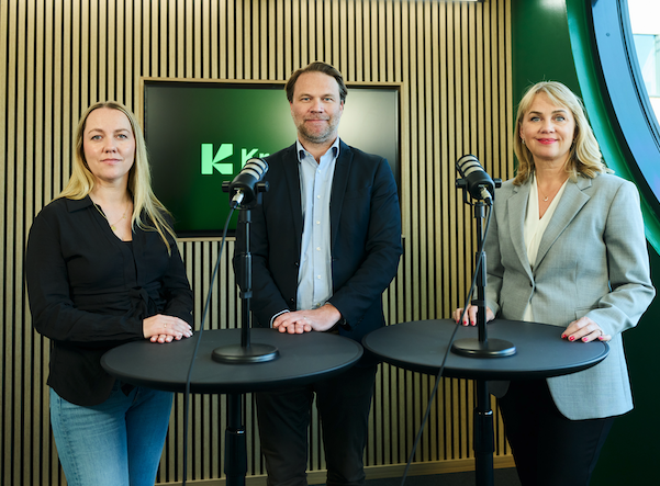 three-kredinor-employees-in-a-studio