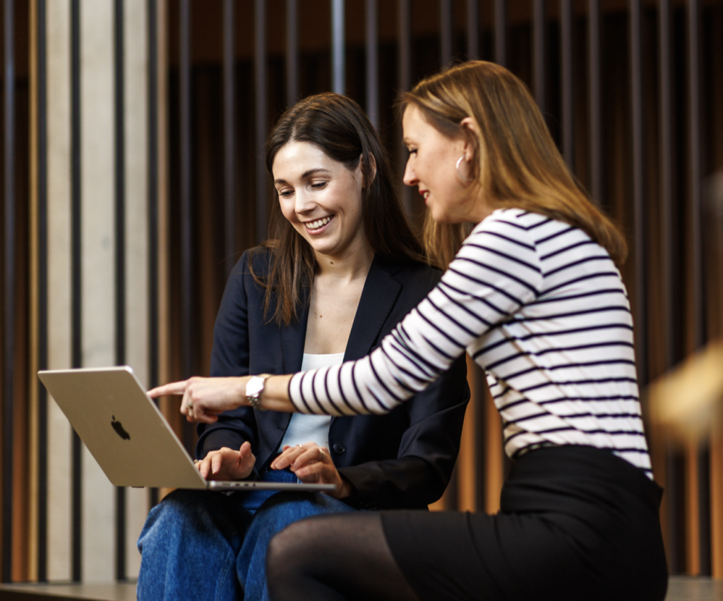 women-in-kredinor-working-together
