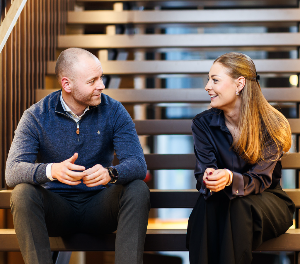 colleagues-in-kredinor-talking